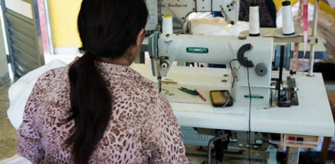 Trabalhadora boliviana em fornecedora da Animale: grife entrou para a lista suja do trabalho escravo (Foto: Reprodução/Repórter Brasil)