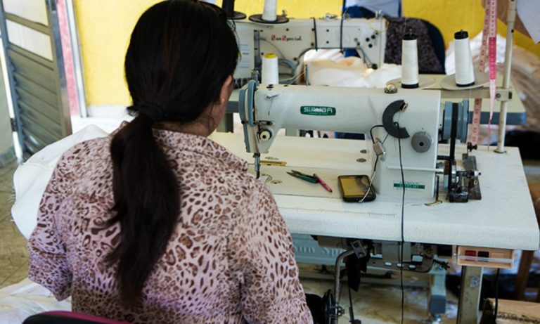 Trabalhadora boliviana em fornecedora da Animale: grife entrou para a lista suja do trabalho escravo (Foto: Reprodução/Repórter Brasil)