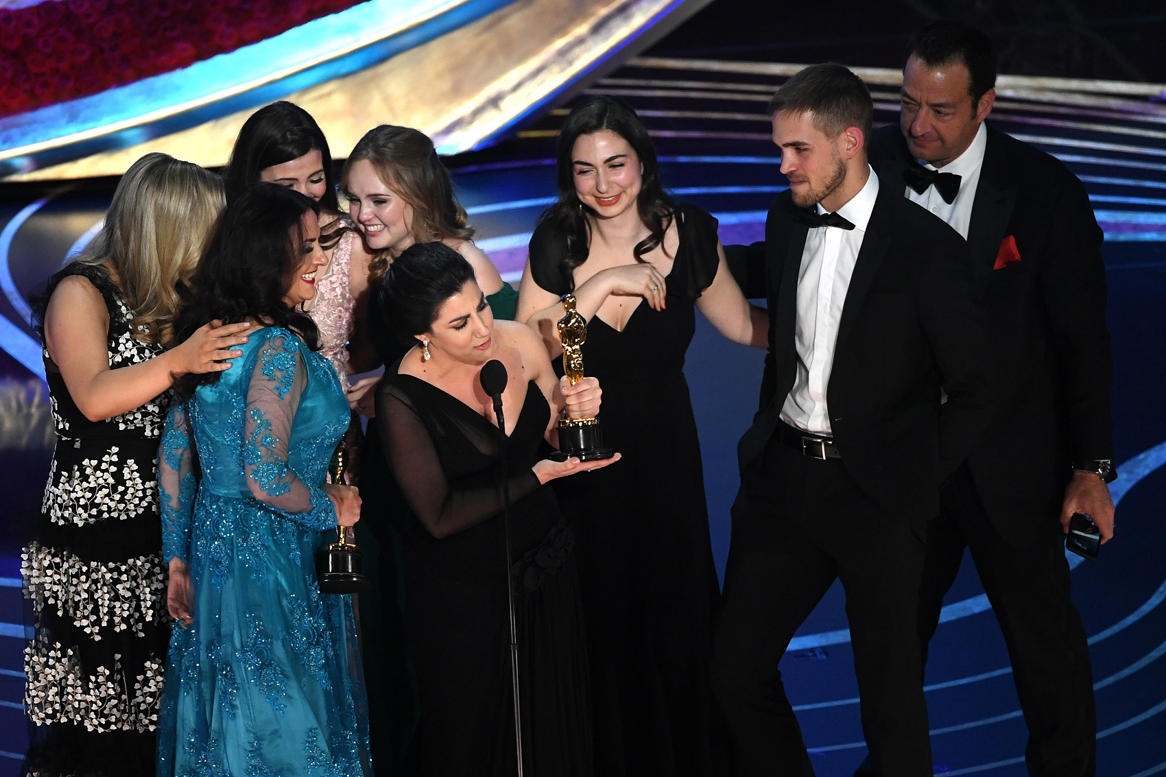 Rayka Zehtabchi fala ao receber o Oscar (Foto: Kevin Winter/Getty Images/AFP)