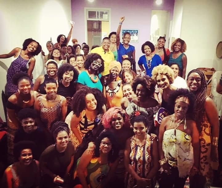 A vereadora Marielle Franco após seu último compromisso na Casa das Pretas, com as participantes do debate, Priscila inclusive (Foto: Arquivo Pessoal)