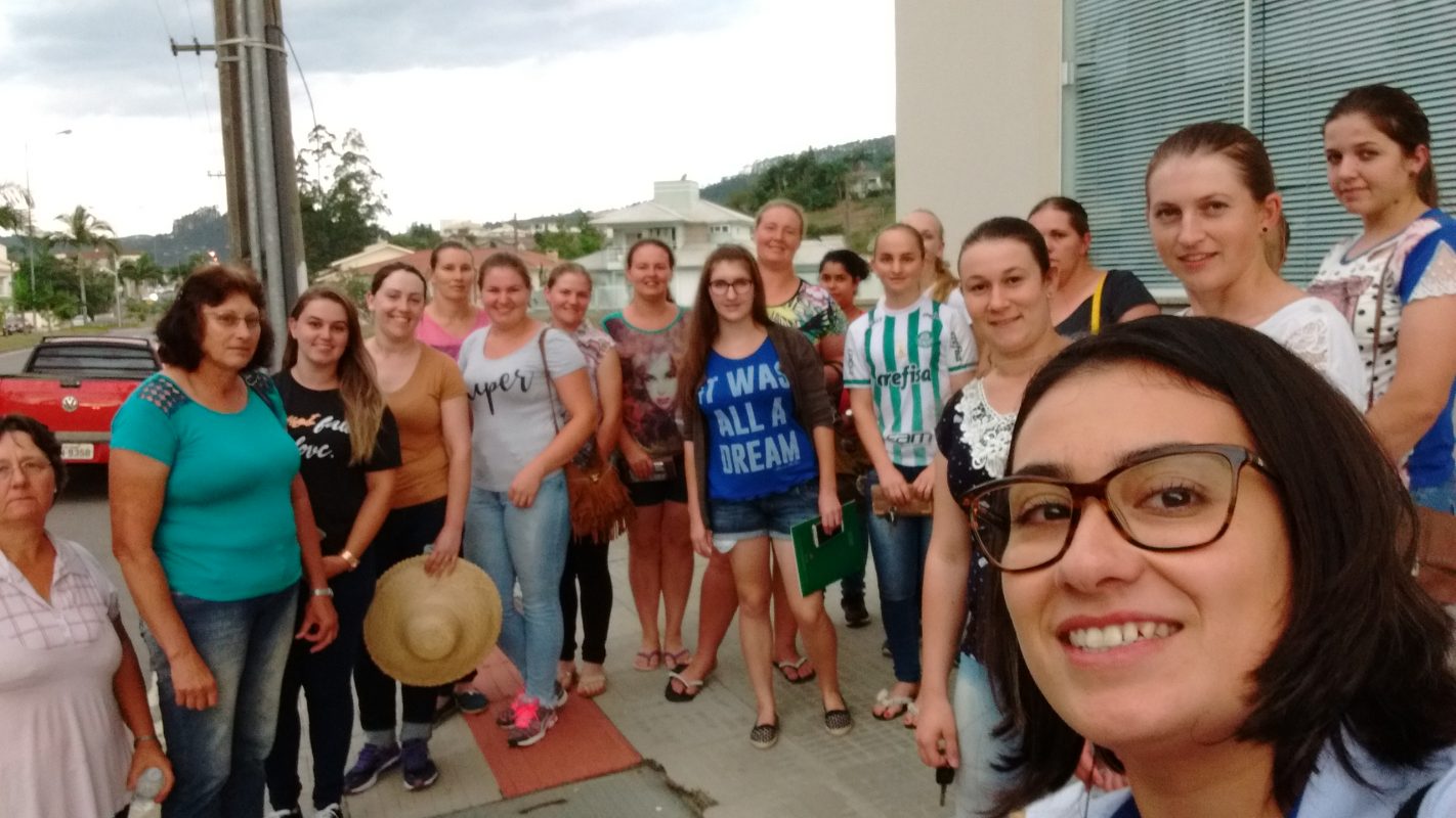A engenheira agrônoma Marcela Padilha faz selfie com a primeira turma da Epagri para capacitação de mulheres produtoras de leite. Foto: Epagri