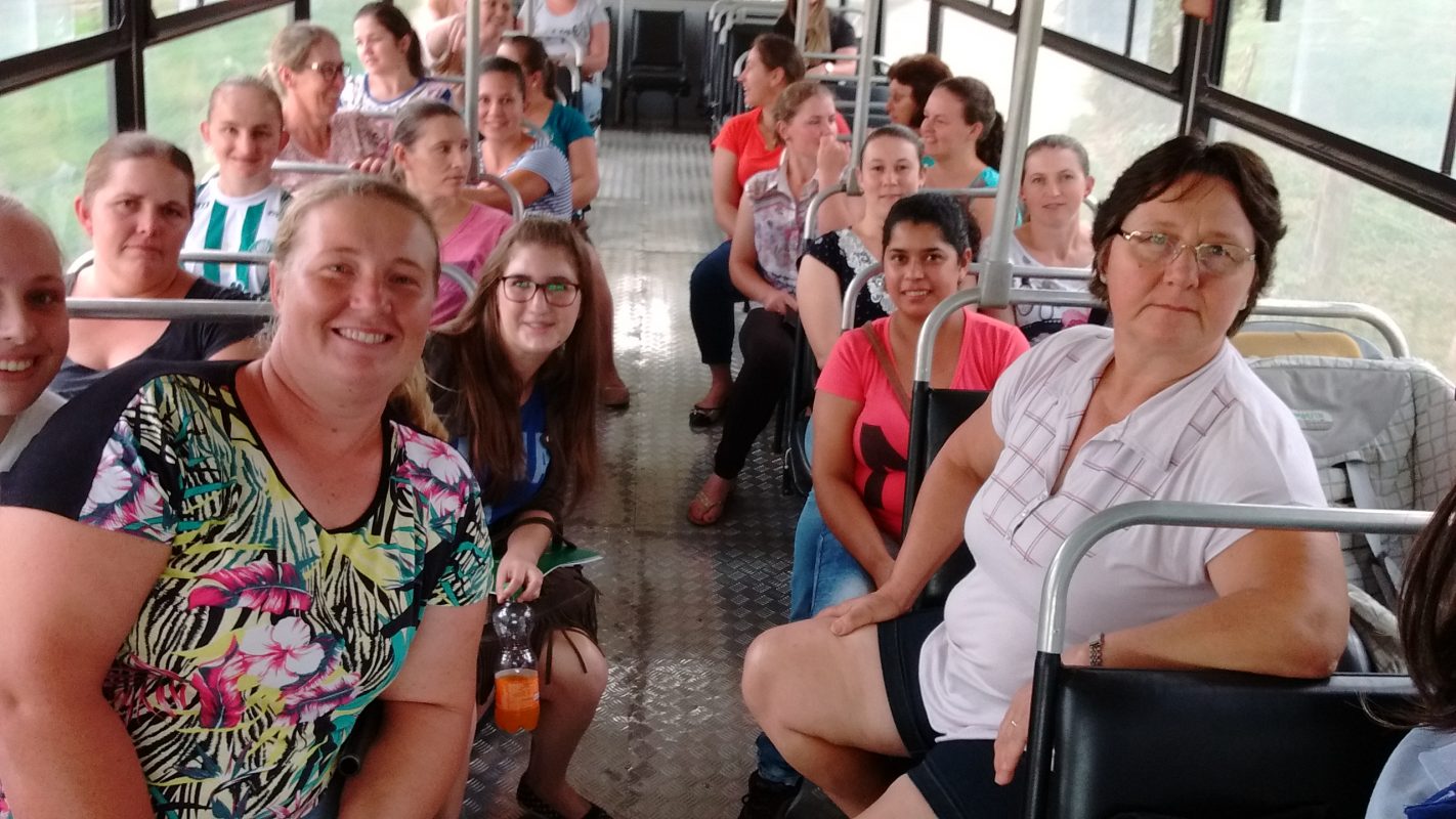 Mulheres produtoras de leite de Rio Fortuna a caminho de uma das aulas práticas. Foto: Epagri