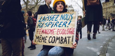 Manifestante, em Paris, protesta contra o aquecimento global: "Feminismo e ecologia, um mesmo combate". Foto Valentin Belleville / Hans Lucas