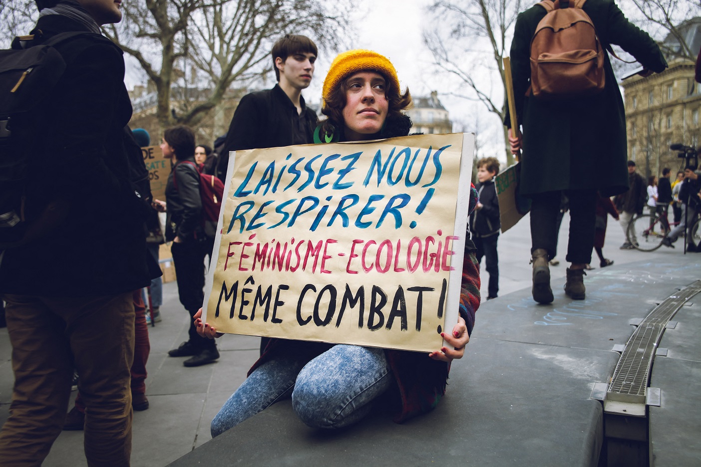 Foto Valentin Belleville / Hans Lucas Manifestante, em Paris, protesta contra o aquecimento global: "Feminismo e ecologia, um mesmo combate". Foto Valentin Belleville / Hans Lucas