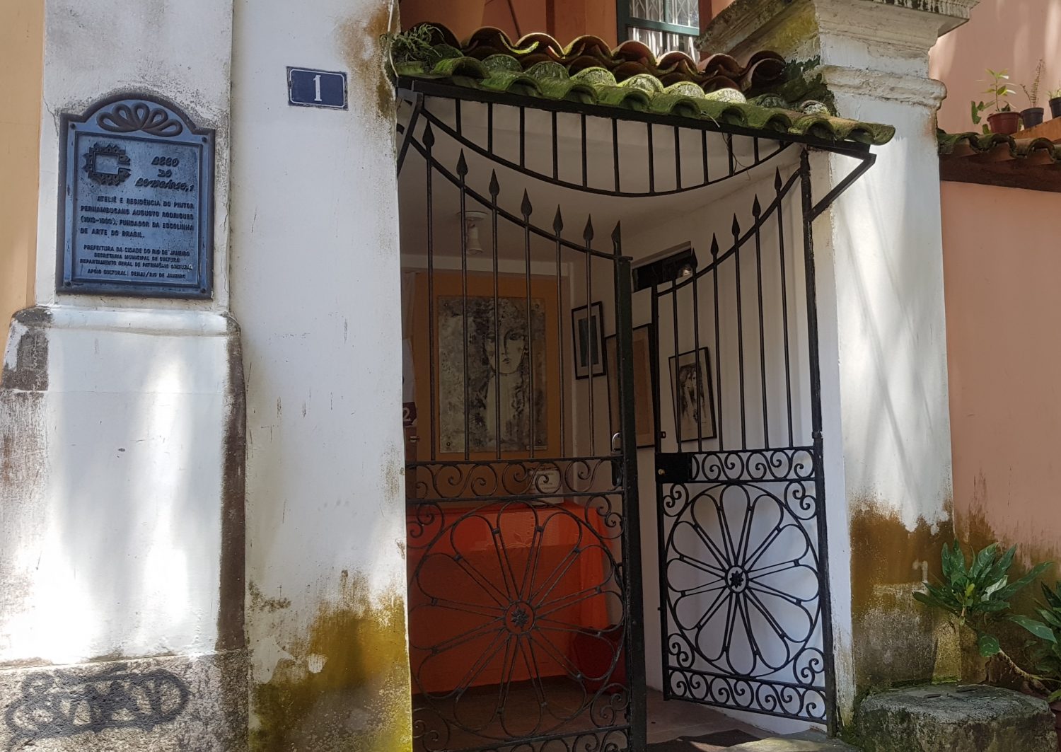 Antiga casa do pintor Augustp Rodrigues no Beco do Boticário - para alugar e em boa conservação (Foto: Oscar Valporto)