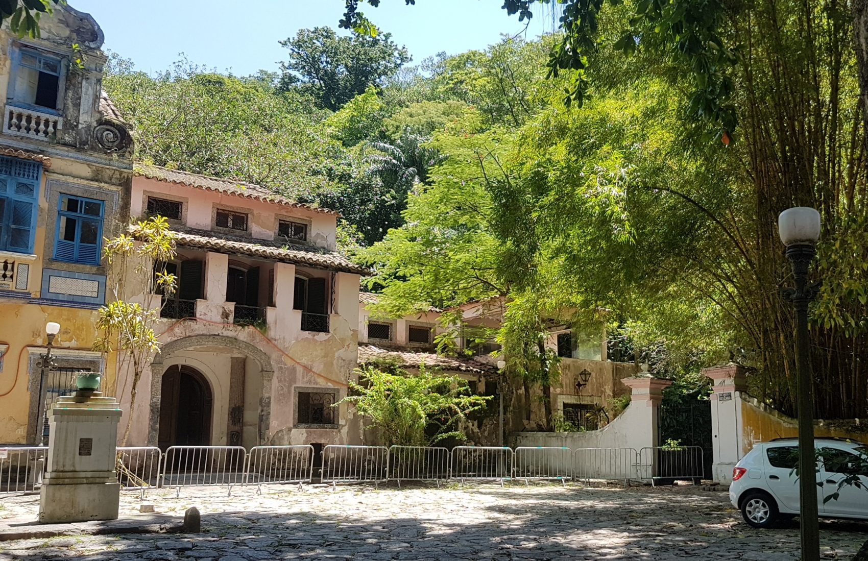 Cenário verde: árvores garantem sombra e clima ameno no Largo do Boticário (Foto: Oscar Valporto)