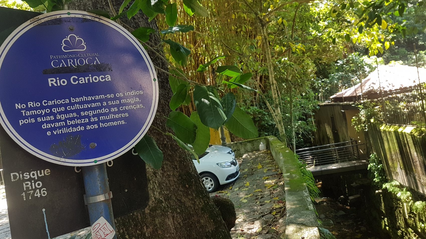 Placa indica o Rio Carioca: uma das poucas partes visíveis do rio que dá nome aos nativos da cidade (Foto: Oscar Valporto)