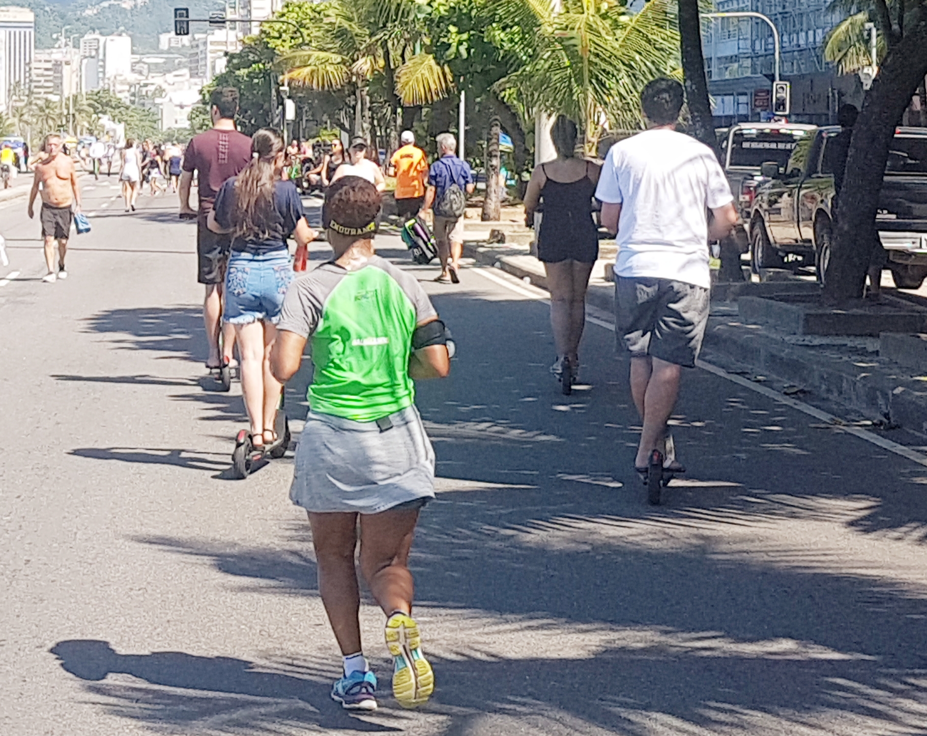 (Foto: Oscar Valporto) Patinetes no calçadão da Zona Sul do Rio: Serviços de compartilhamento já estão presentes em 11 capitais (Foto: Oscar Valporto)