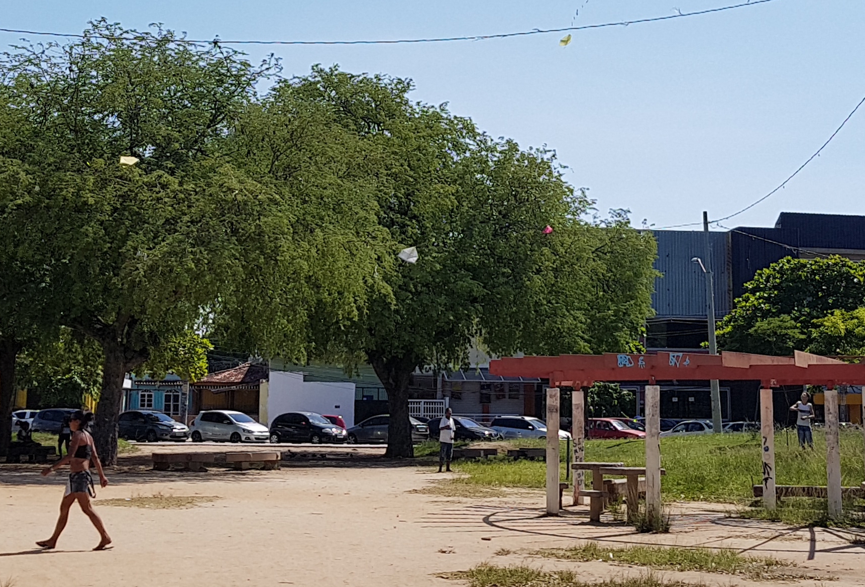 (Foto: Oscar Valporto) Meninos soltam pipa na Praça Nova Jales, vizinha ao estádio de Moça Bonita: espaço reformado em área residencial (Foto: Oscar Valporto)