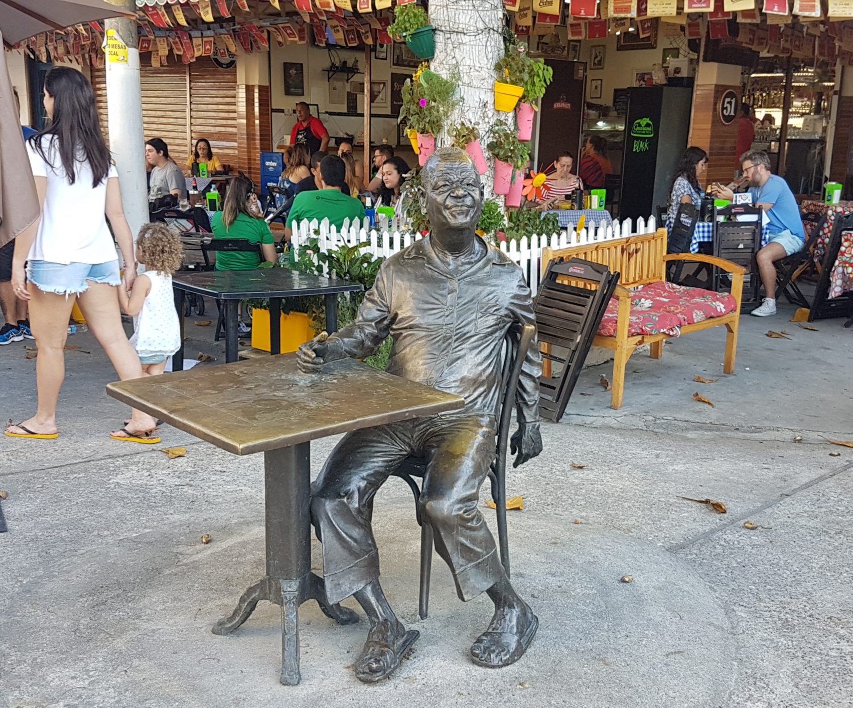 Estátua de Pixinguinha perto da casa onde morou por 30 anos em Ramos: um carioca que marcou sua cidade (Foto: Oscar Valporto)
