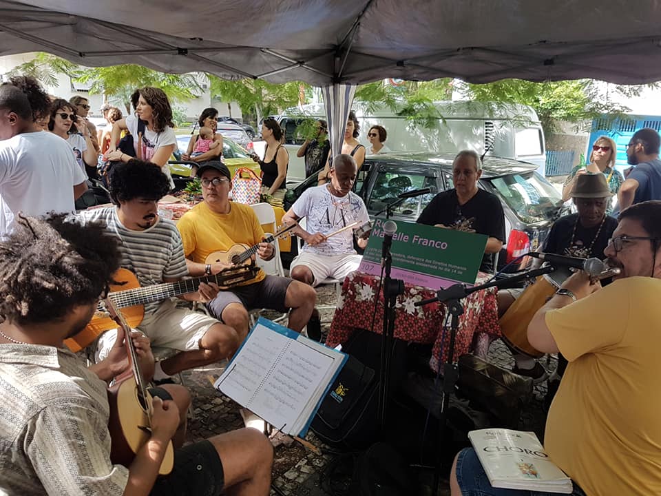 O grupo Pixin Bodega se apresenta na Praça do Choro, em Laranjeiras: gênero musical, nascido no Rio, com legião de seguidores (Foto: Oscar Valporto)