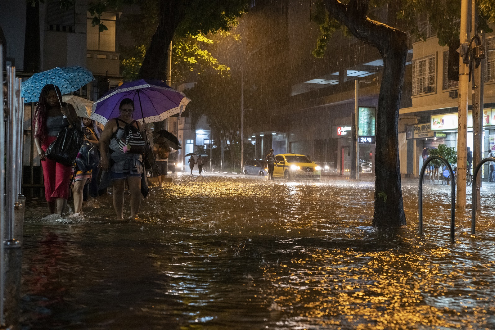 Foto AFP No Rio, a tempestade perfeita do mês de abril juntou a força da natureza, com o descaso do governo e a falta de educação da população. Foto AFP