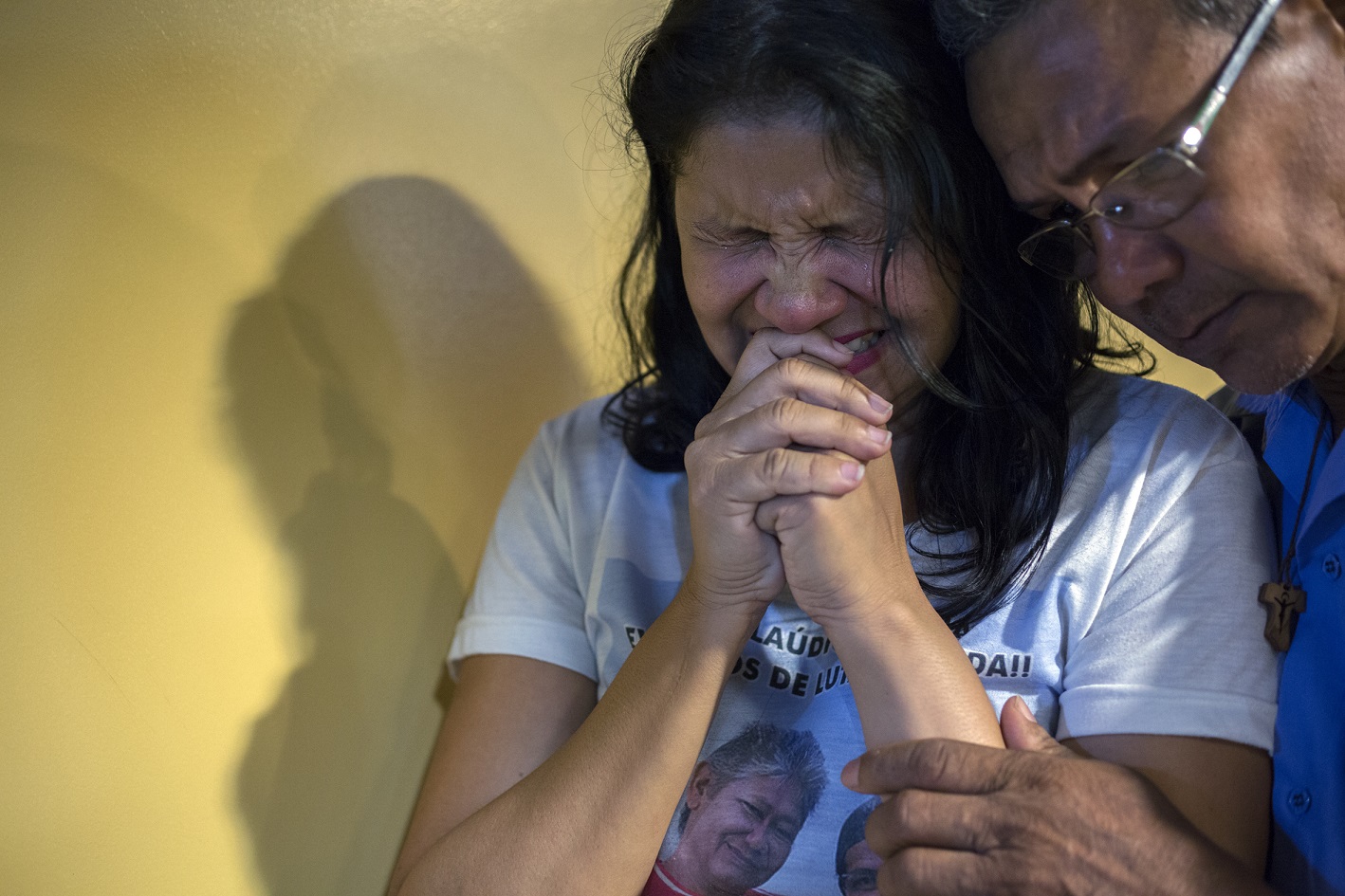 Foto/Marizilda Cruppe/Greenpeace Photo Award Claudelice e um de seus irmãos choram ao ouvir a sentença em que o mandante do duplo assassinato de seu irmão e cunhada, o fazendeiro José Rodrigues, é condenado a 60 anos de prisão, em 2016. Foto/Marizilda Cruppe/Greenpeace Photo Award