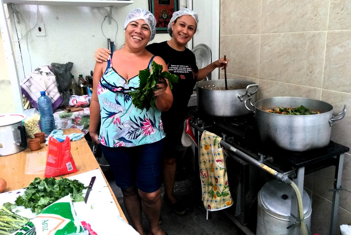 (Foto: Barbara Lopes) Carla Gradim e Ana Lúcia Salvador comandam as panelas dos Amigos da Rua: grupo de 16 pessoas se divide entre tarefas de conseguir doações, cozinhar, transportar e distribuir comida sempre as quintas-feiras, a cada 15 dias (Foto: Barbara Lopes)