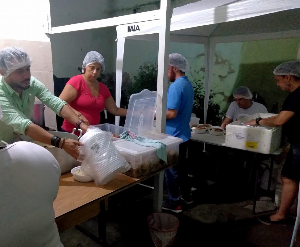 (Foto: Barbara Lopes) Mutirão para montagem das quentinhas: a cada duas semanas, sempre às quintas-feiras, os Amigos da Rua se reúnem para o jantar que, no dia 25, teve frango, batata doce, arroz e feijão (Foto: Barbara Lopes)