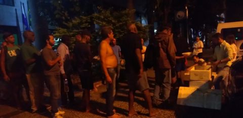 A cada quinze dias, sempre às quintas-feiras, grupo distribui mais de 100 quentinhas entre moradores de rua no Centro do Rio (Foto de Bárbara Lopes)