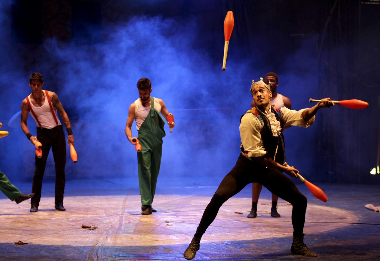 Alunos da Unicirco: formação em trapézio, tecido, acrobacia de solo e aéreas, arame, malabares, dança, arte de palhaço, báscula, trampolim acrobático e lira (Foto: Renee Rocha)