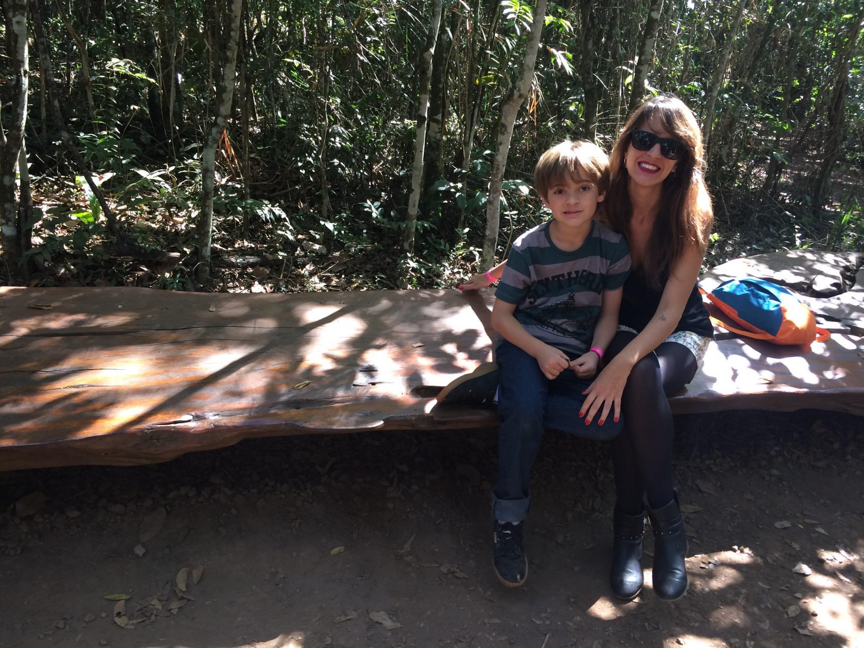 (Foto: Arquivo Pessoal) A psicóloga Paula com o filho: treinamento com o corpo e antes de aderir à menstruação livre e adaptação aos poucos até chegar a sair para balada sem proteção (Foto: Arquivo Pessoal)