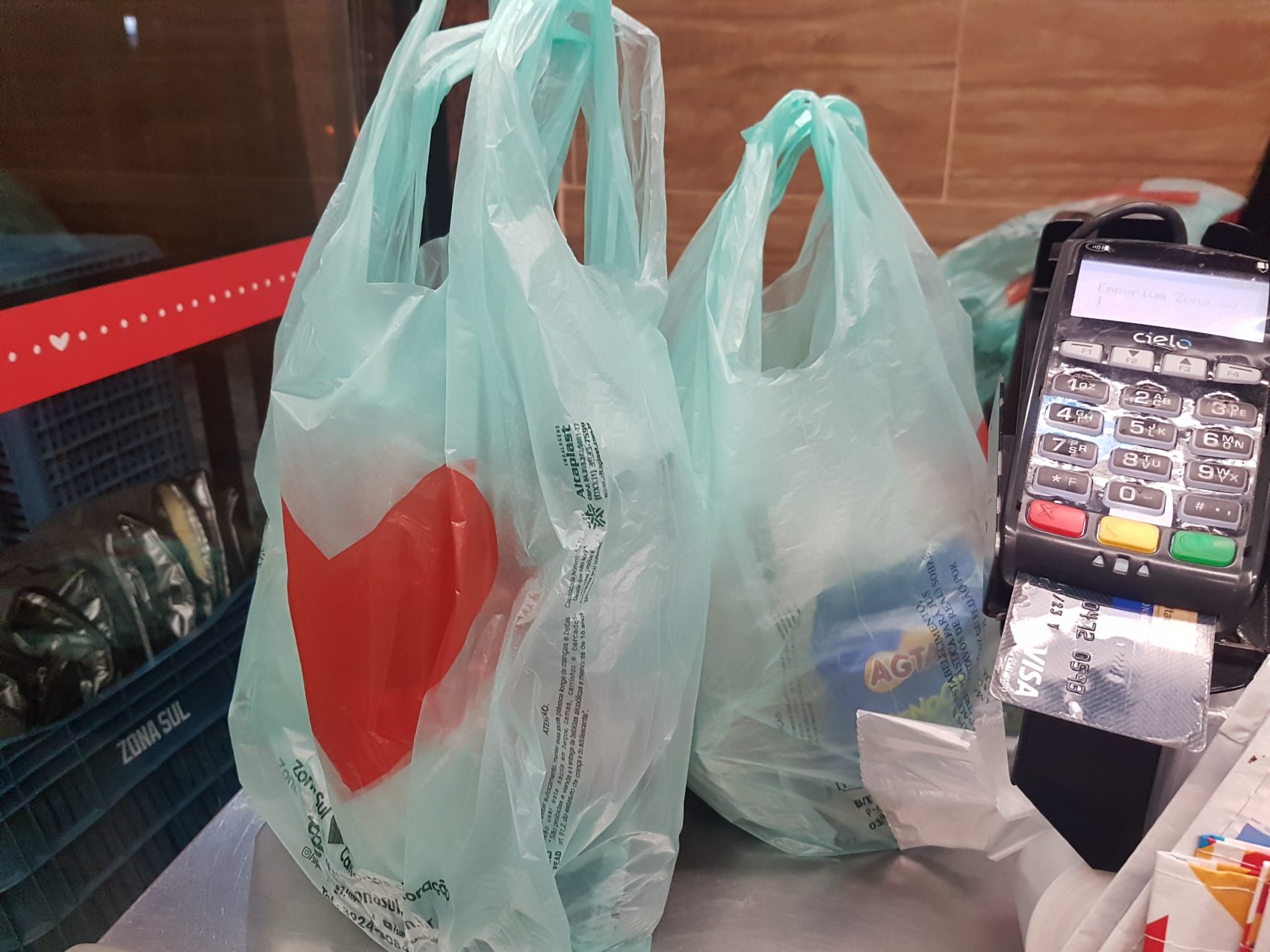 Sacolas plásticas feitas à base de resina de cana-de-açúcar em supermercado do Rio: domínio no mercado paulista após lei semelhante (Foto: Oscar Valporto)