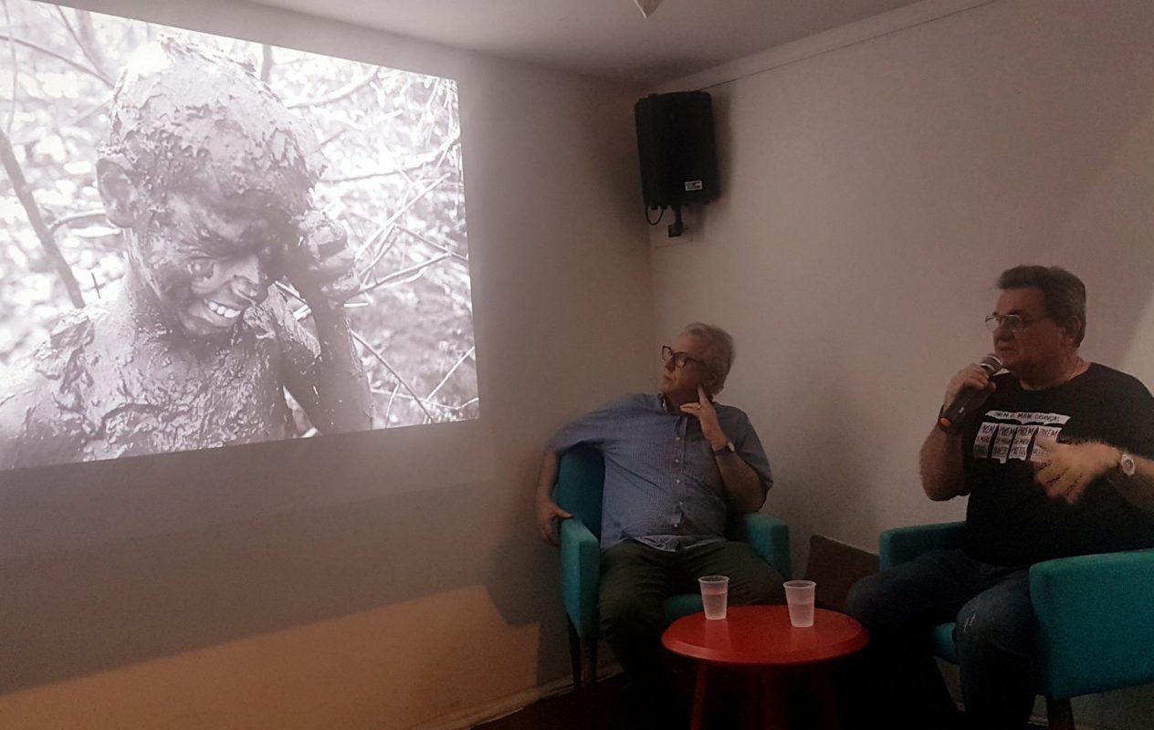 Ricardo Rezende, entre João Roberto Ripper e um dos flagrantes de trabalho escravo feitos pelo fotógrafo exibidos na Casa Pública, preocupação com aumento no número de trabalhadores escravizados com precarização do emprego (Foto: Oscar Valporto)