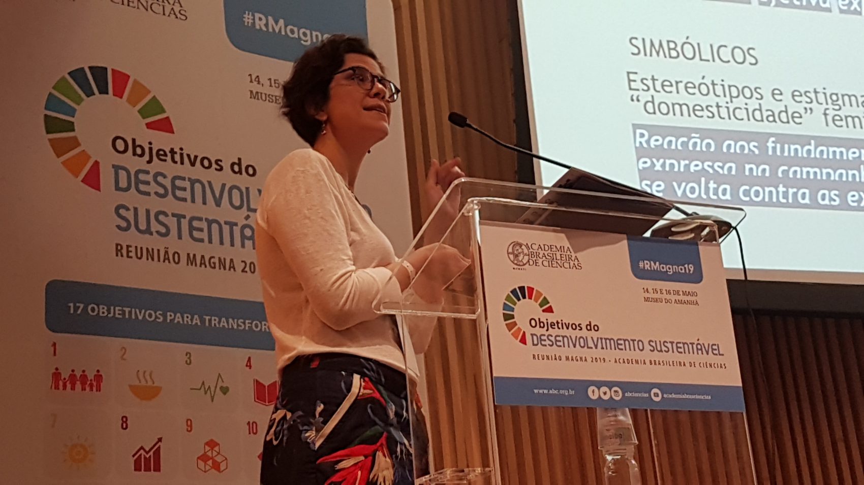 Flávia Biroli na Reunião Magna da Academia Brasileira de Ciências: "A precarização do emprego fez também com que aumentasse a diferença salarial entre mulheres e homens. É bastante provável prever que esse quadro de desigualdade tende a continuar se aprofundando" (Foto Oscar Valporto)