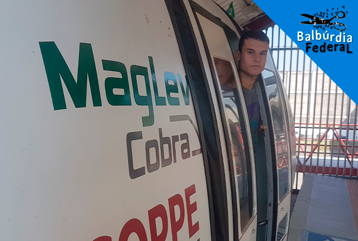 Estudante da UFRJ no trem de levitação magnética desenvolvido pela Coppe: em busca de parceria para produção em escala industrial (Foto: Oscar Valporto)
