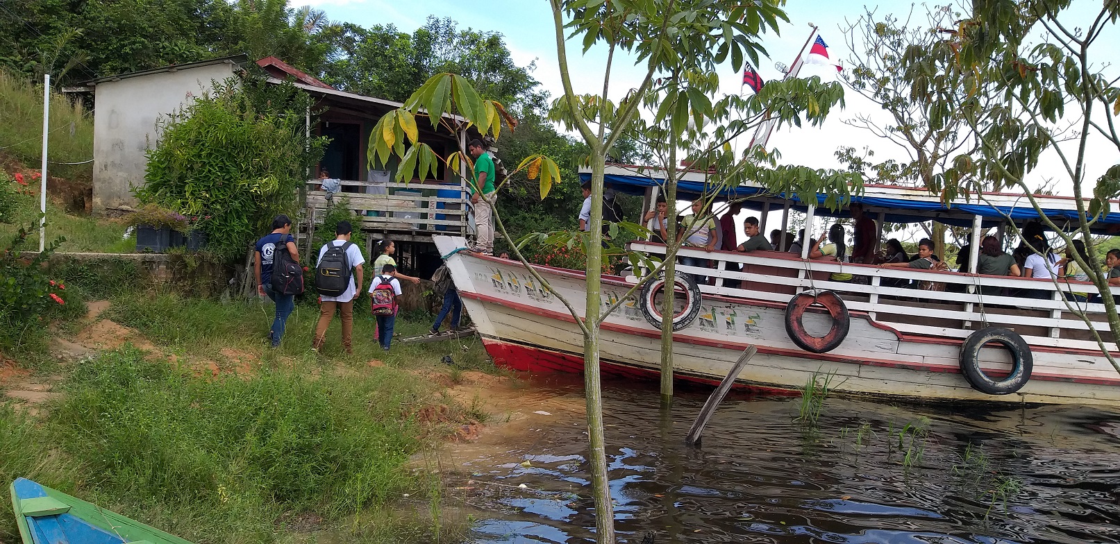 Foto Adauto Silva (Seduc) Os nove barco-ônibus percorrem até 50 quilômetros pegando as crianças ribeirinhas. Foto Adauto Silva (Seduc)