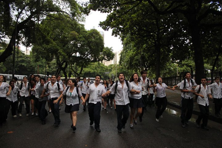 Alunos do Pedro II em passeata pelas ruas da Tijuca: instituição de 181 anos, fundado pelo Imperador, sofreu corte de quase 40% no seu orçamento (Foto: Twitter)
