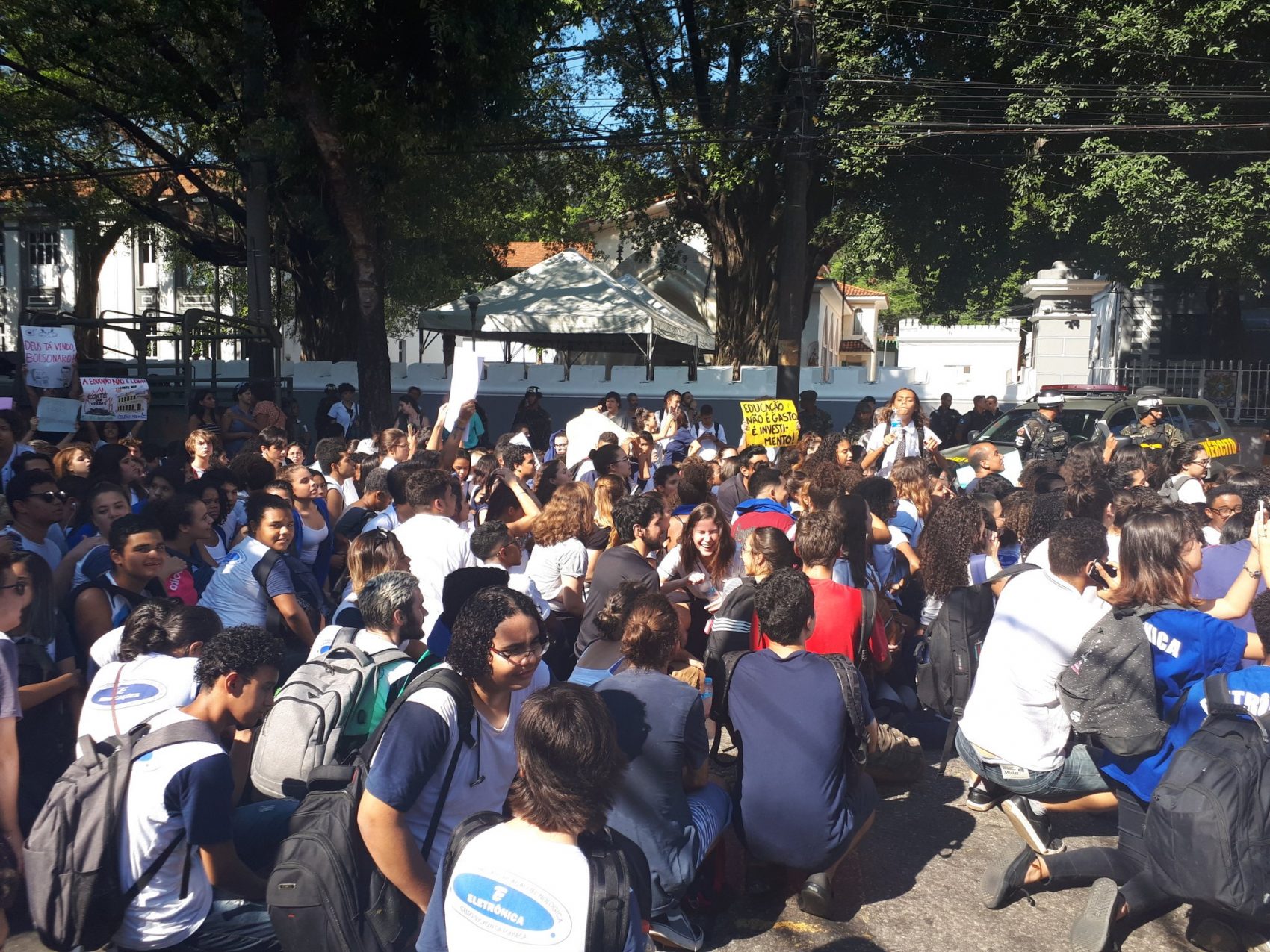Estudantes sentam no meio da rua em frente ao Colégio Militar para protestar contra o presidente Jair Bolsonaro por corte de verba (Foto: Twitter)