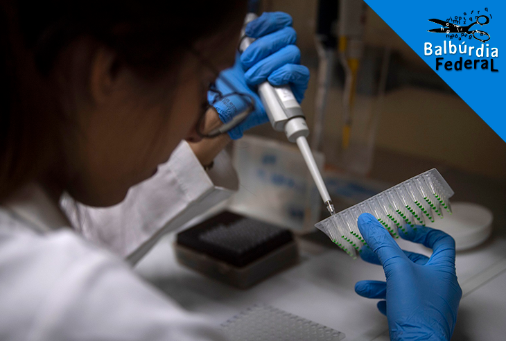 Estudante da Universidade Federal do Rio de Janeiro (UFRJ) trabalha no laboratório de biologia. Foto Mauro Pimentel/AFP