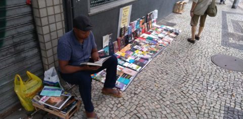 Leonel Ferreira e seus livros, na Rua do Riachuelo: "Sempre tive a certeza de que a arte é a melhor maneira de chamar a atenção". Foto de Fred Soares