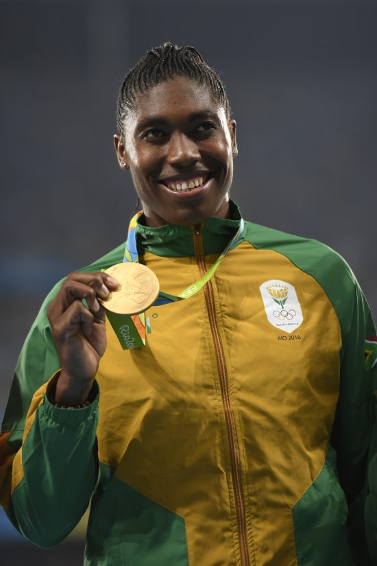 Caster Semenya com sua medalha de ouro olímpica no Rio: 'Durante uma década a IAAF quis me frear, mas isso na verdade me fortaleceu' (Foto Eric Feferberg/AFP)