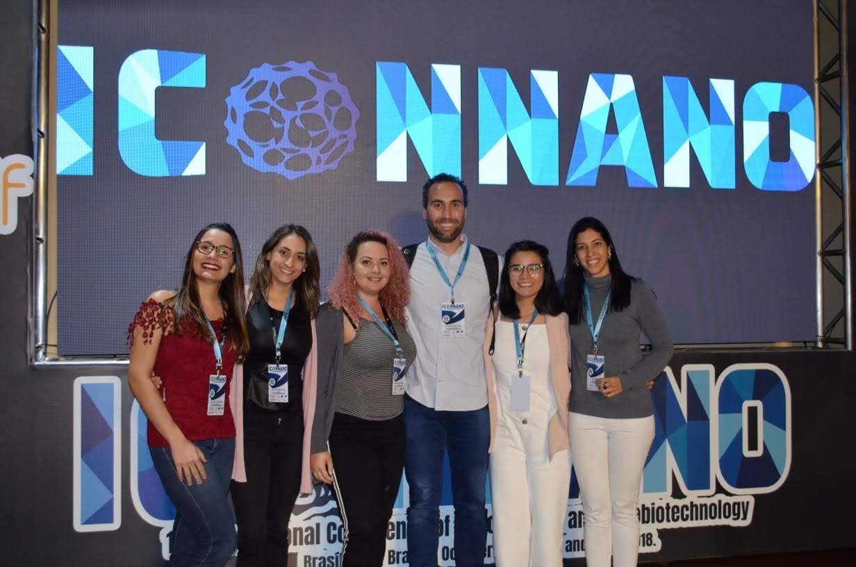 O professor João Paulo Longo com estudantes em evento de nanotecnologia: estudo sobre quimioterapia nos casos de câncer de mama e de metástases pulmonares (Foto: arquivo pessoal)