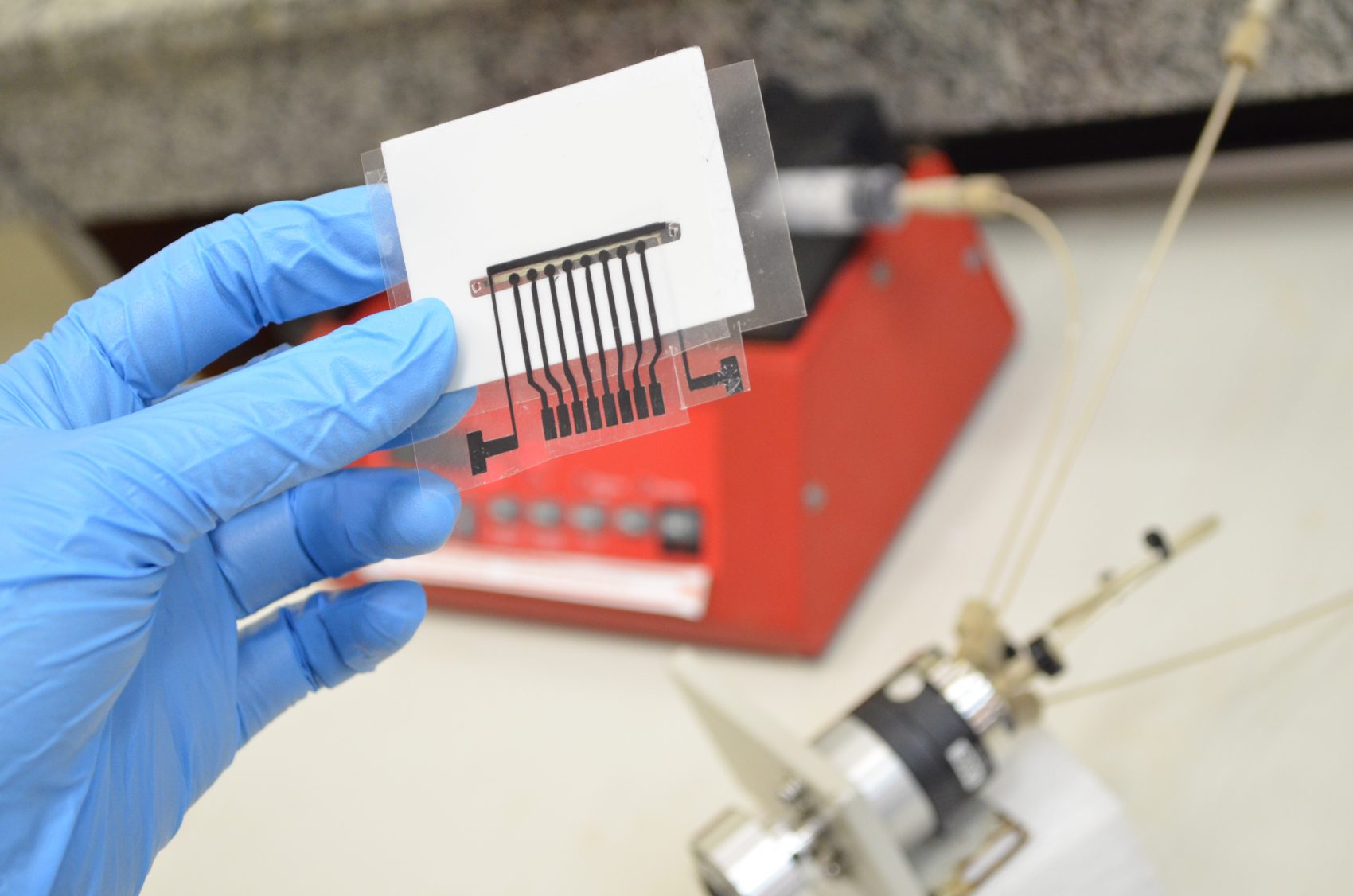 Sensor para detectar Alzheimer se baseia nos níveis de uma proteína e poderá ser utilizado a partir de uma coleta de sangue, evitando exames invasivos (Foto: Divulgação/UFScar)