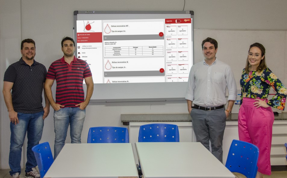Os professores Paulo Gabriel Gadelha Queiroz, Daniel Faustino Lacerda de Souza, Breno Barros Telles do Carmo e a engenheira de produção Vanessa Elionara Ferreira Oliveira: computação e engenharia a serviço da saúde (Foto: Eduardo Mendonça/Ufersa)