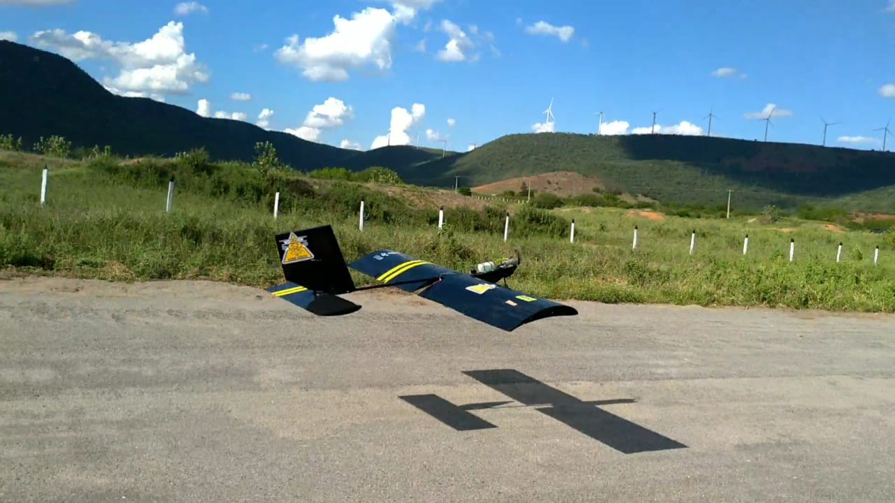 O teste com o AeroChico, aeronave não tripulada desenvolvida na Ufob: intenção é usar avião em projetos para agricultura (Foto: divulgação/Ufob)