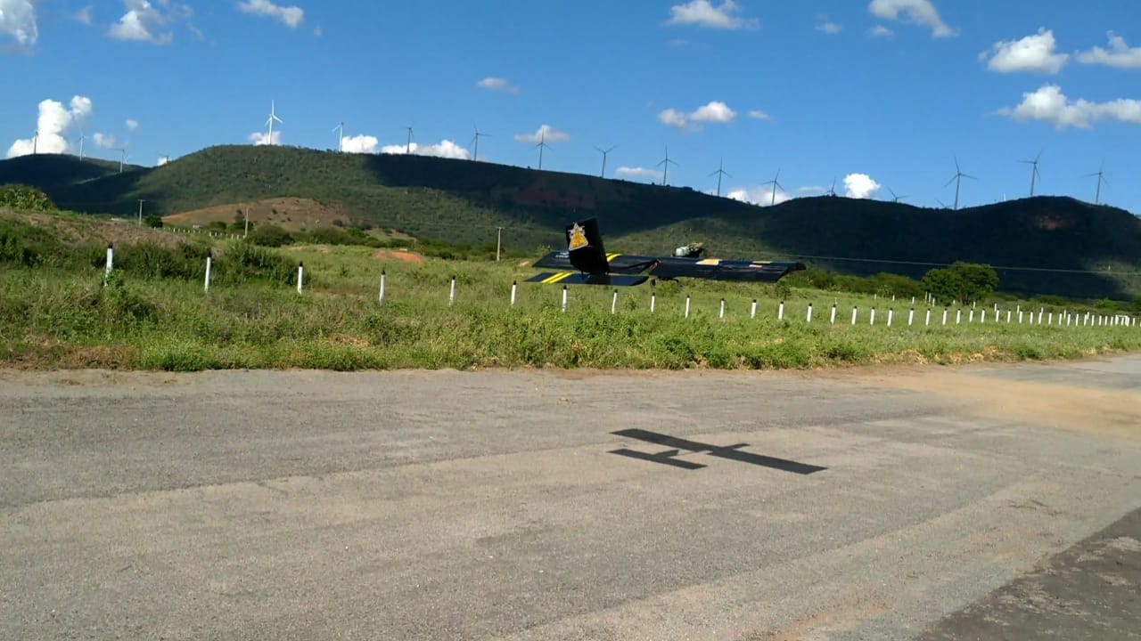 Vôo de teste do avião da Ufob: construção do avião procurou usar materiais de baixo custo como isopor, restos de compensado e sucata (Foto: Divulgação)