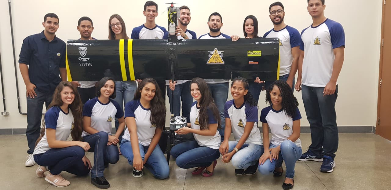 A equipe AeroChico, com foi batizado o grupo que vai disputar o torneio SAE Brasil Aerodesign: estudantes de graduação de Engenharia Elétrica e Engenharia Mecânica (Foto: Divulgação)