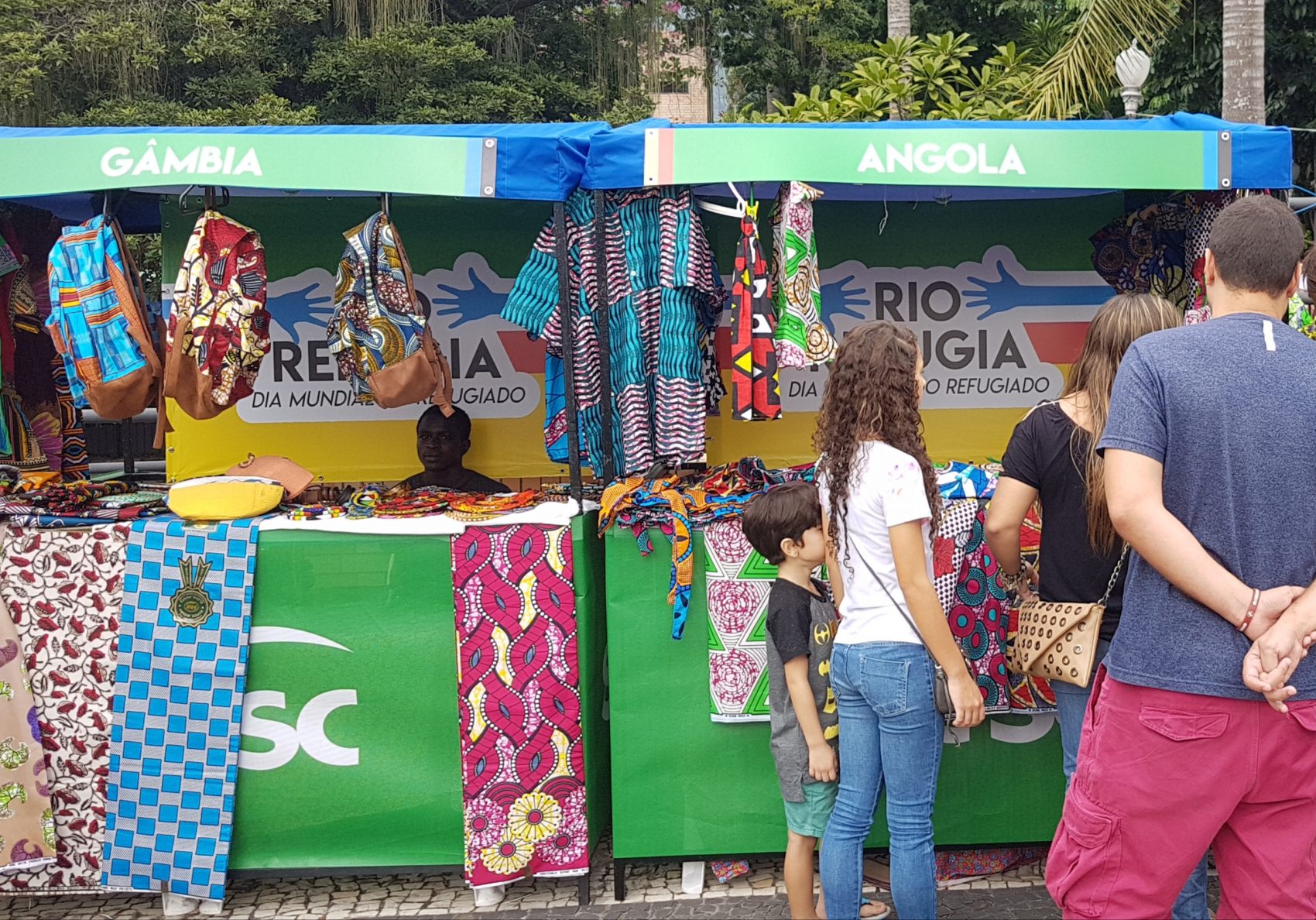 Barraca de Angola - ao lado de Gâmbia - no Festival Refugia Rio; angolanos começaram a chegar na cidade há mais de 40 anos, fugindo de guerra civil (Foto: Oscar Valporto)