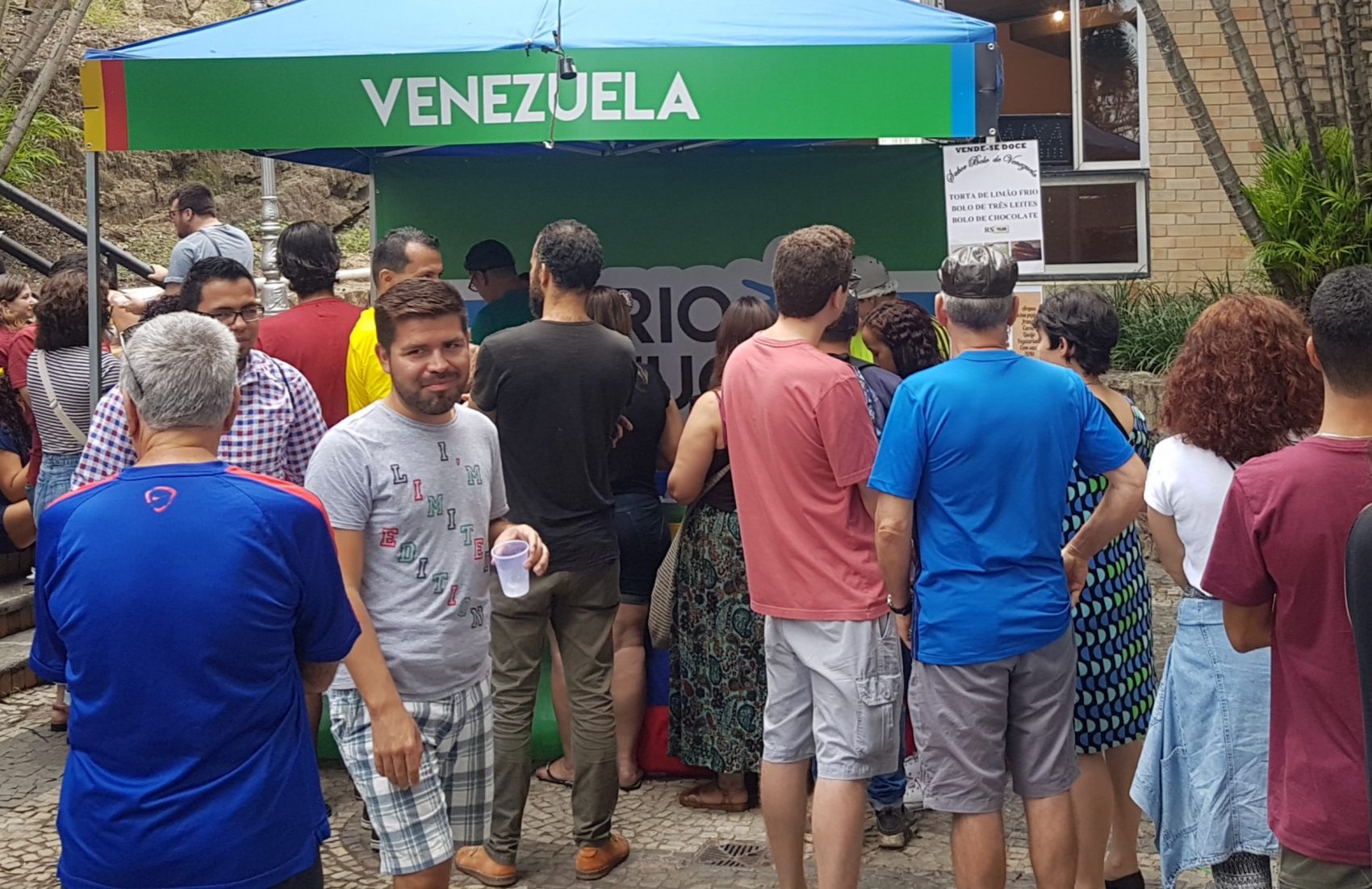 Numa das barracas da Venezuela, fila para comprar doce: venezuelanos representaram 75% dos 80 mil pedidos de refúgio ao Brasil em 2018 (Foto: Oscar Valporto)