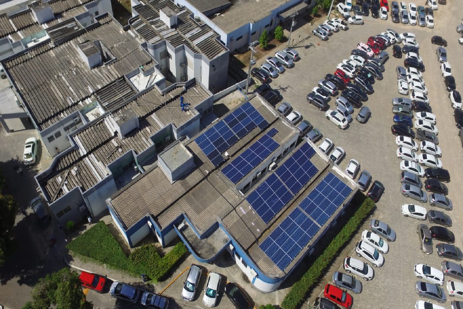 Painéis fotovoltaicos para recolher energia solar instalados no ambulatório do Hospital Universitário da UFS em Aracaju: energia limpa e redução de gastos (Foto: Divulgação)