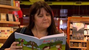 Luciane Rangel, primeira surda a se formar em mestrado na UFF, com seu livro: 'Não me vejo como deficiente, mas como estrangeira em nosso próprio país' (Foto; Arquivo Pessoal'