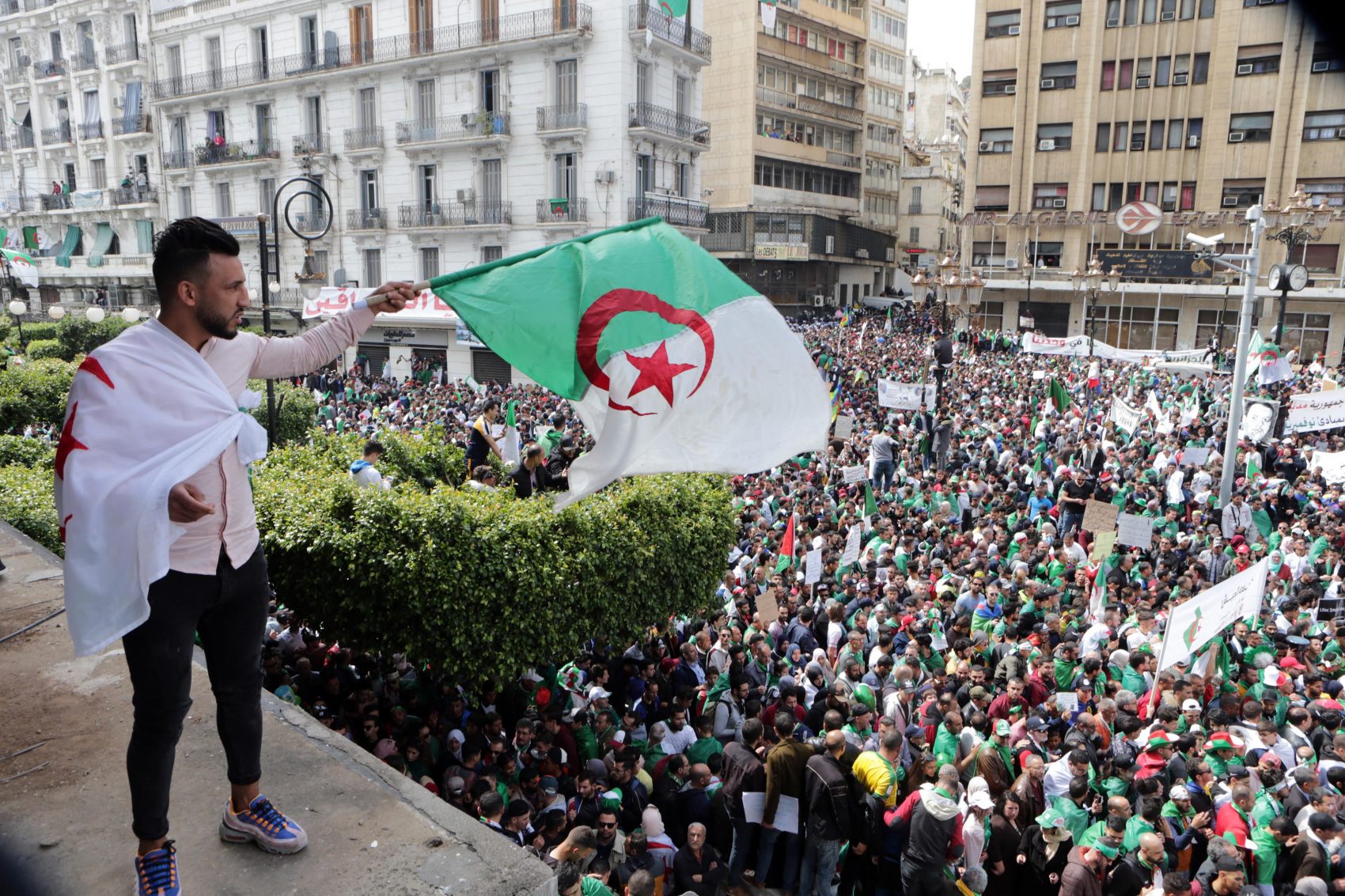 Manifestação nas ruas de Argel: multidões diárias nas ruas da Argélia levaram à renúncia do presidente Abdelaziz Bouteflika,, que estava há 20 anos no poder (Foto: Farouk Batiche/DPA)