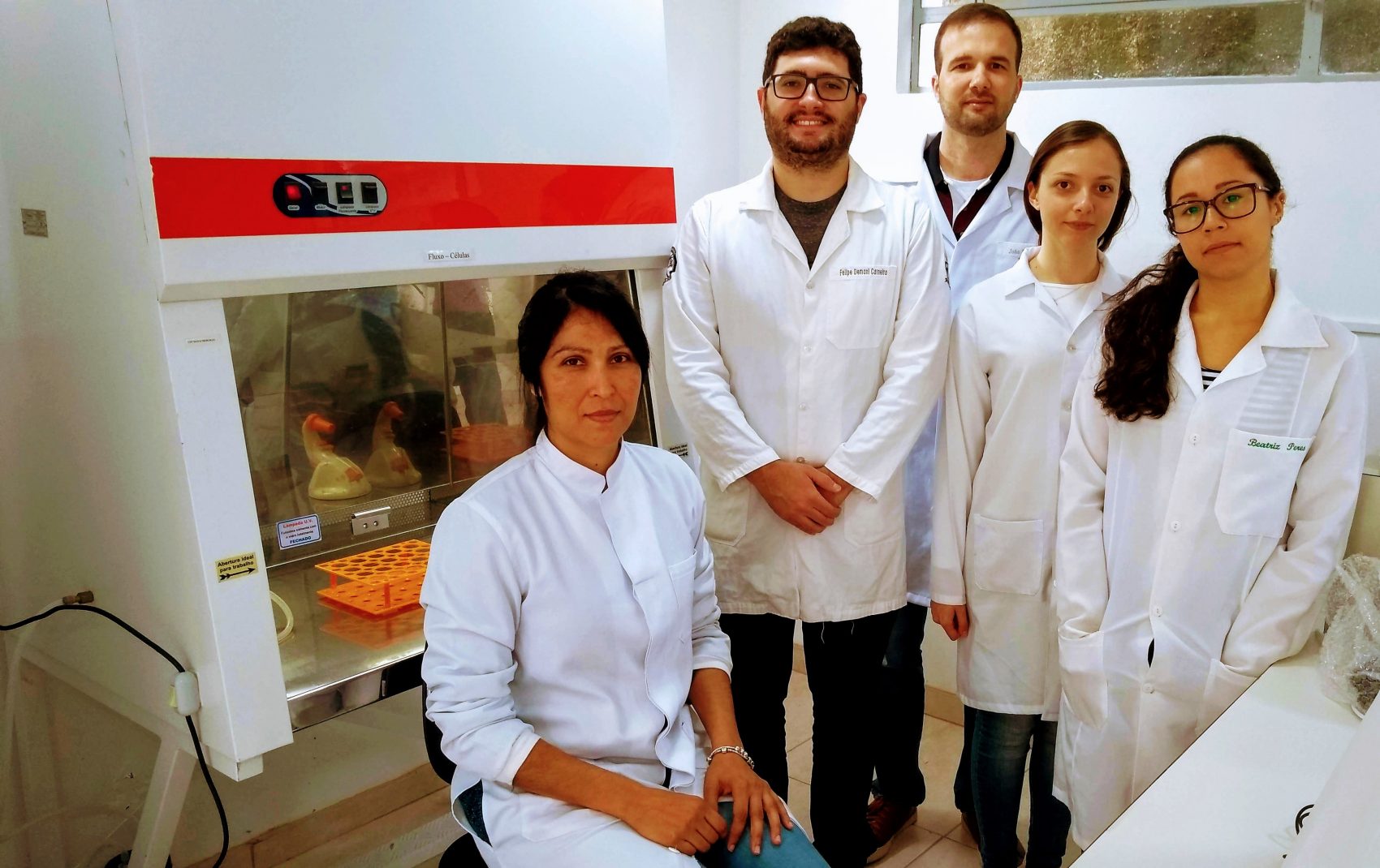 Os professores Flora (sentada) e Leonardo (atrás) com a equipe da pesquisa sobre relação entre agrotóxicos e obesidade e diabetes (Foto Divulgação/UFF)