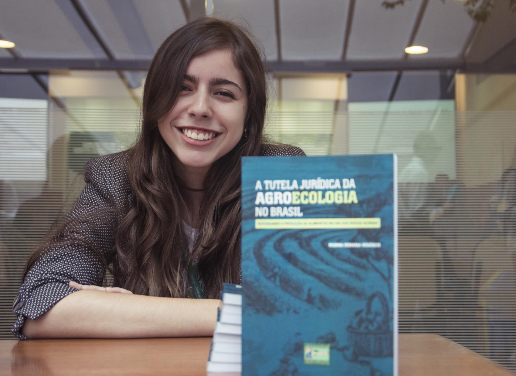 A catarinense Marina Venância no lançamento do livro com sua premiada tese de mestrado: foco em agroecologia e direito ambiental (Foto: Carol Sperandio - Fotografia cedida pelo Instiuto O Direito por um Planeta Verde)