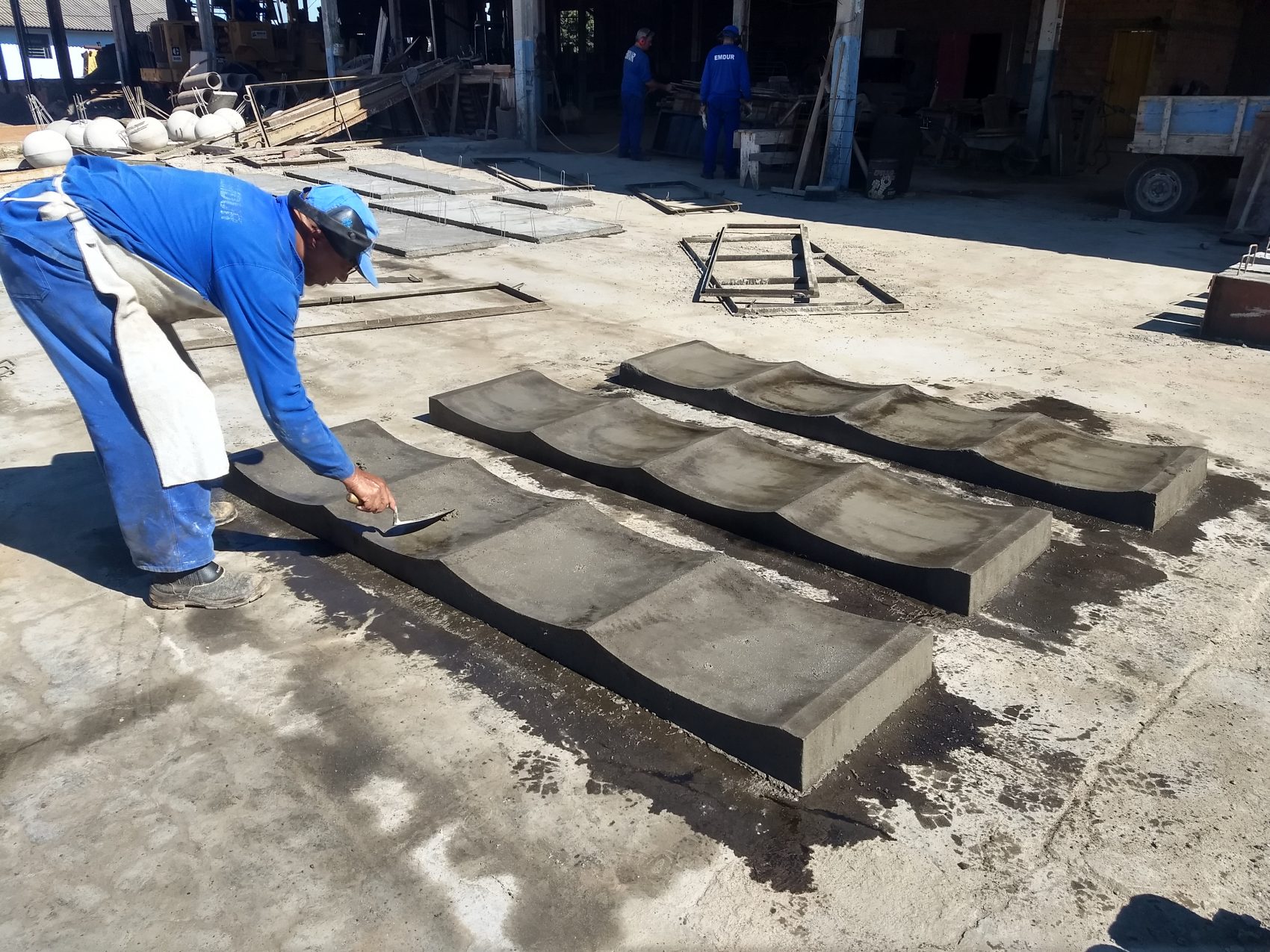 Banco construído com argamassa feita com pó de vidro reciclado: tecnologia patenteada por aluno da UFTPR (Foto: Divulgação)