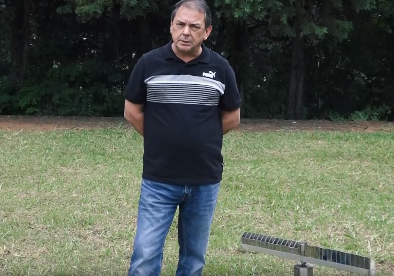 O professor Luiz Antônio Lima com o Sistema Dinâmico de Pluviometria no campus da Ufla: medição da velocidade e intensidade das gotas de chuva (Reprodução)