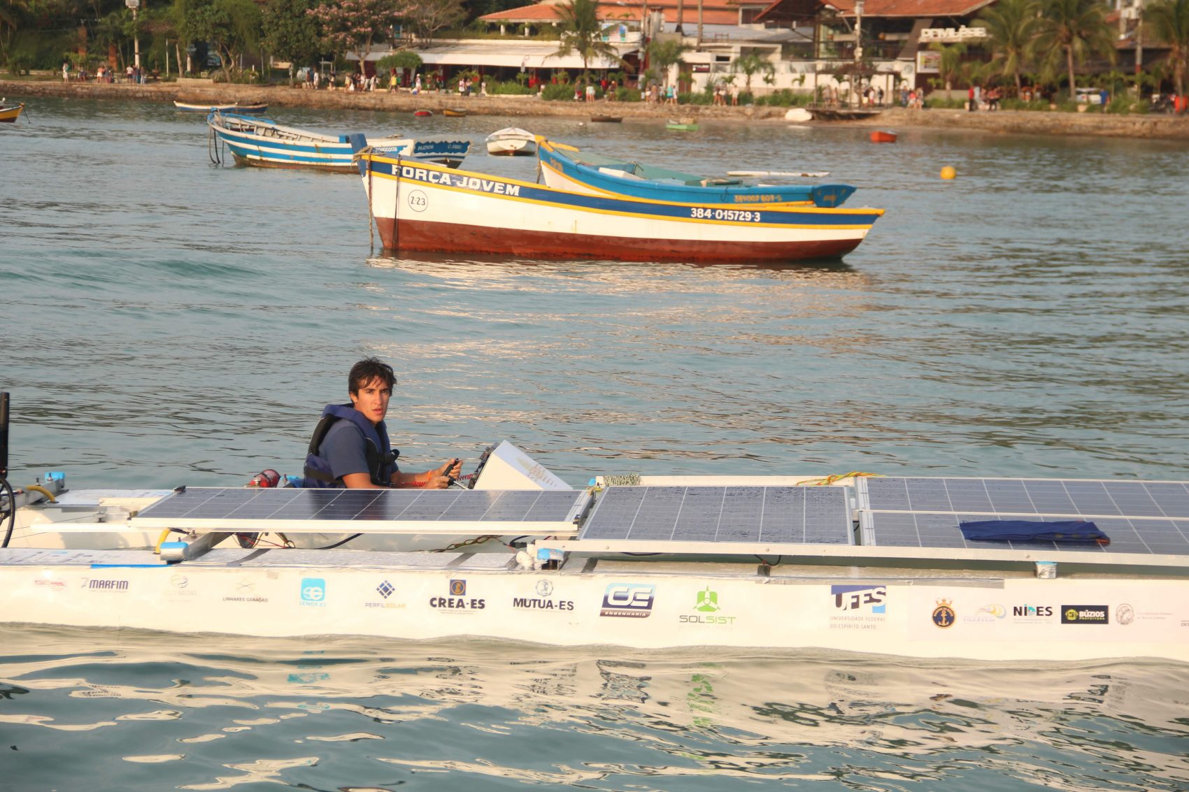 O barco campeão da equipe Solares: projeto de extensão financiado por patrocínio e inciativas dos alunos e professores da Ufes (Foto: Solares/Divulgação)