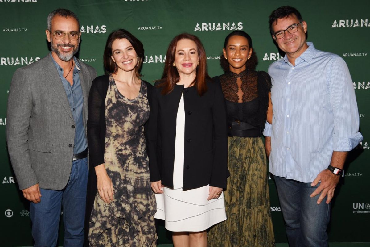 Os criadores da série Marcos Nisti e Estela Renner, da Maria Farinha, com a presidente da Assembleia Geral da ONU, María Fernanda Espinosa, Taís Aarújo, e Sergio Valente, da Globo, no lançamento em Nova York: produtora planeja nova temporada mas Globoplay não confirma (Foto: Globo/Andrew Walker)
