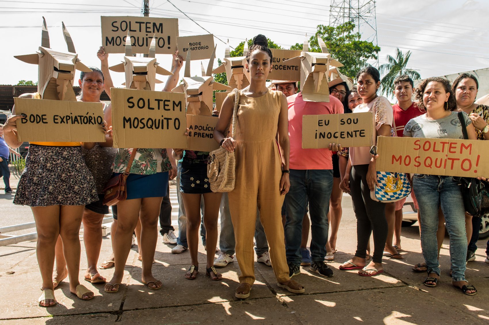 A advogada Verônica de Taís Araújo lidera protesto em Aruanas: série tem pedidos de socorro anônimos, pessoas adoecendo de forma misteriosa, assassinatos e ameaças aos povos indígenas (Foto: Globo/Fàbio Rocha)